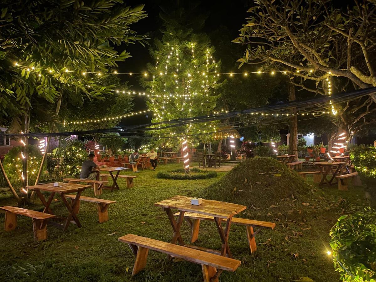 Hotel Tharu Garden And Beer Bar Chitwan Buitenkant foto