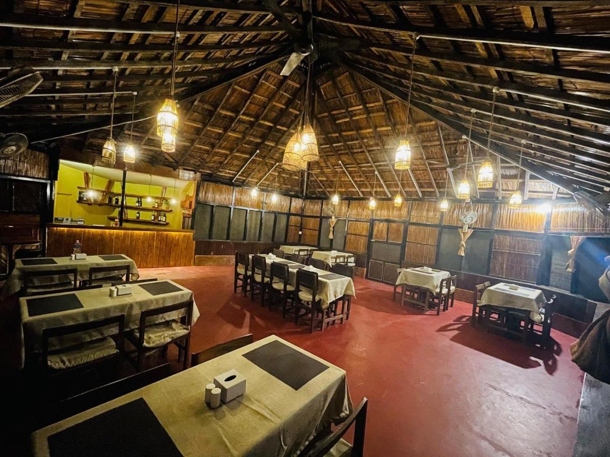 Hotel Tharu Garden And Beer Bar Chitwan Buitenkant foto