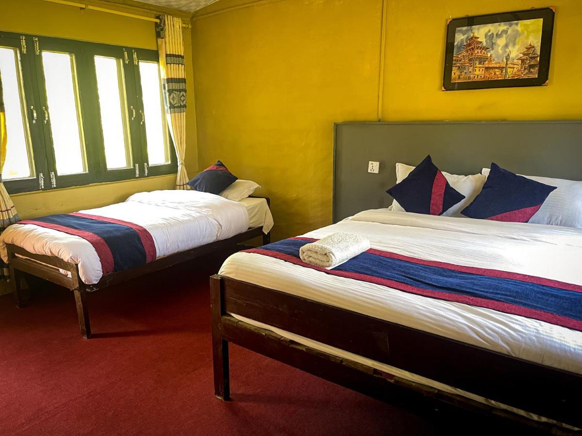Hotel Tharu Garden And Beer Bar Chitwan Buitenkant foto