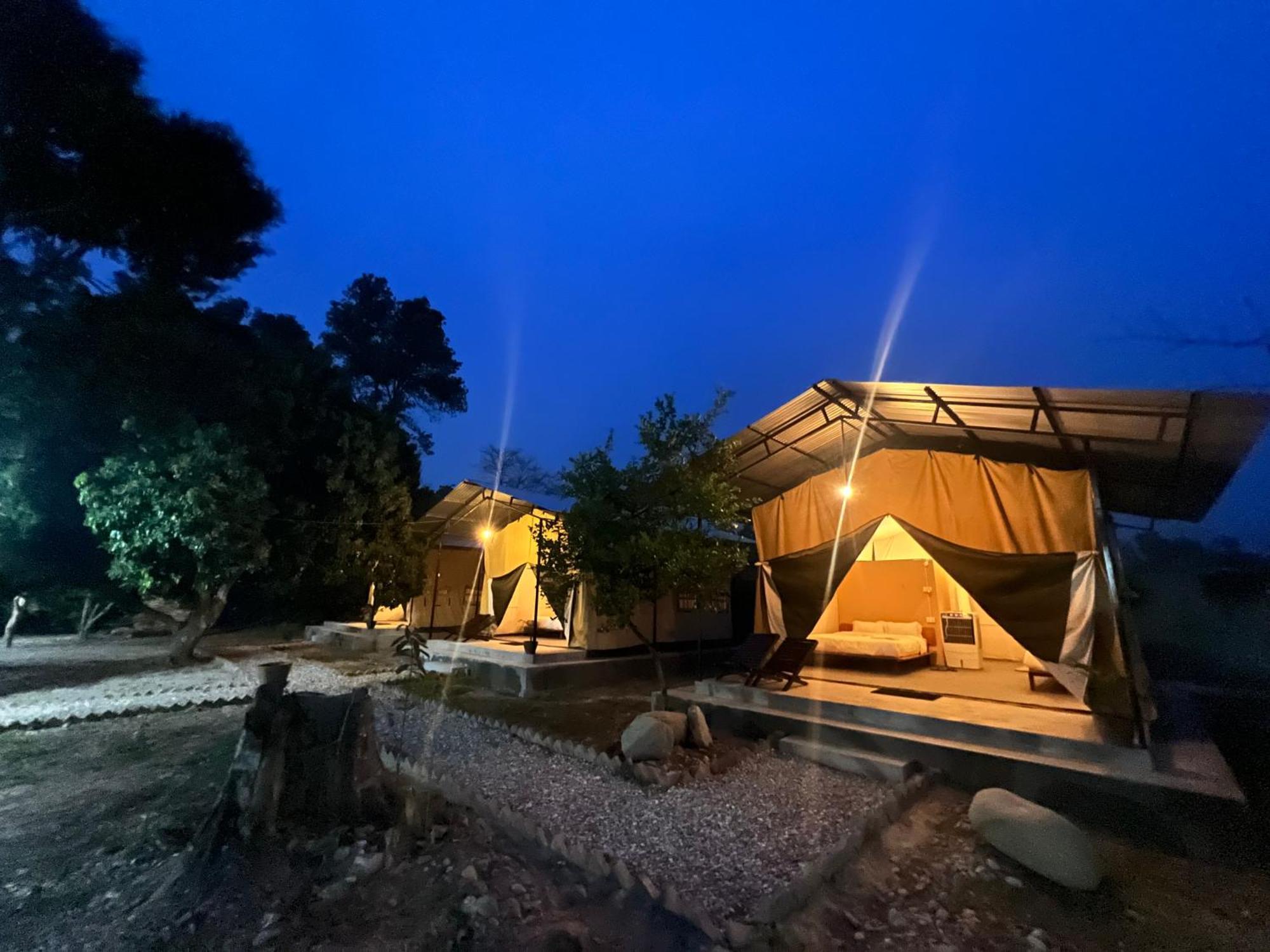 Hotel Tharu Garden And Beer Bar Chitwan Buitenkant foto