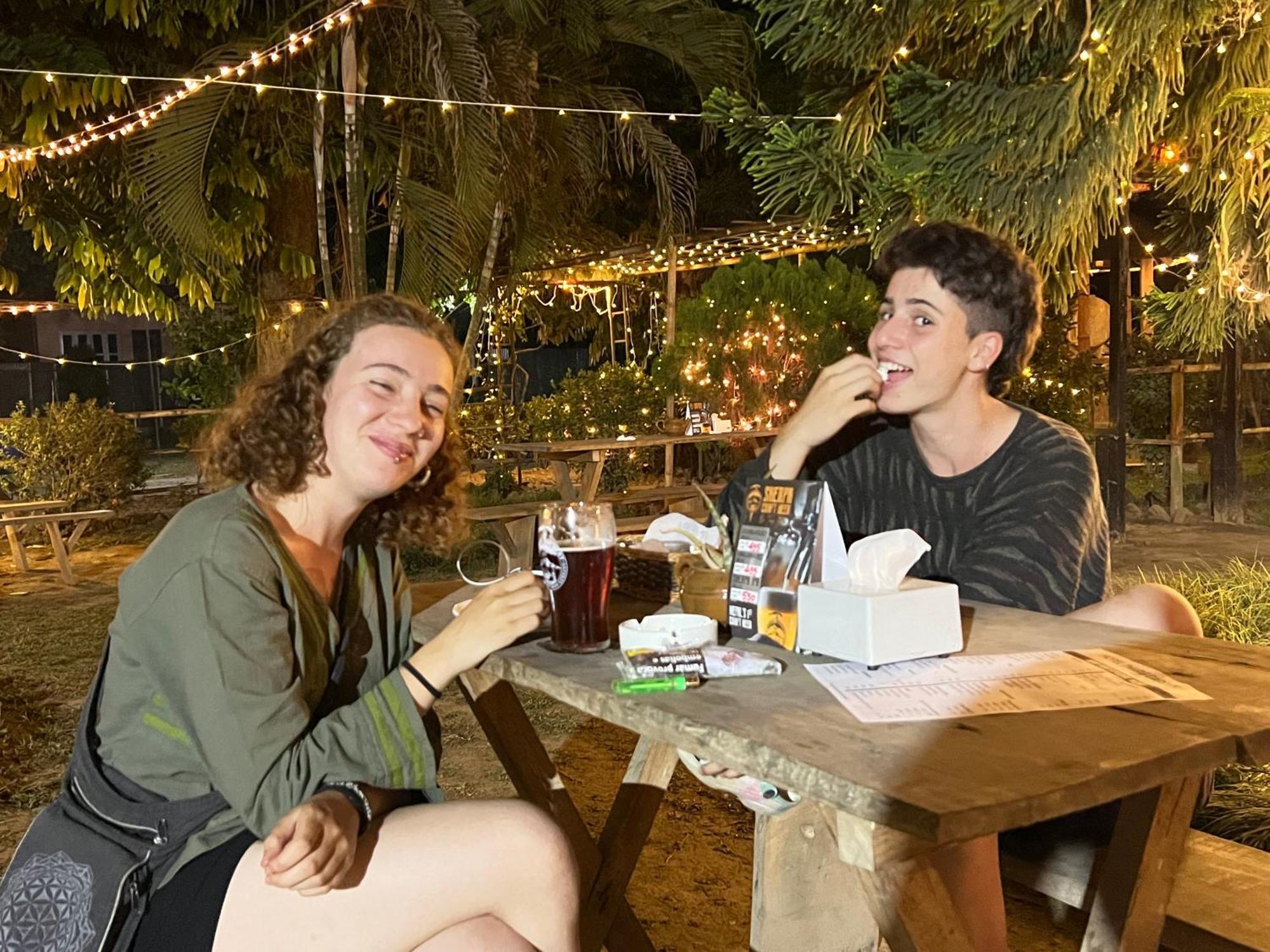 Hotel Tharu Garden And Beer Bar Chitwan Buitenkant foto